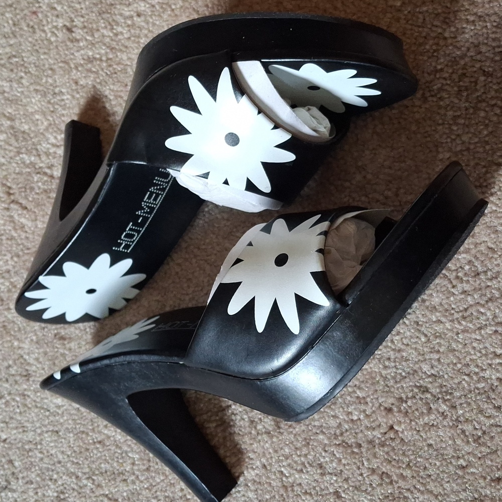 HOT-MENU Black and White Floral Women's Heels - Picture 3 of 9